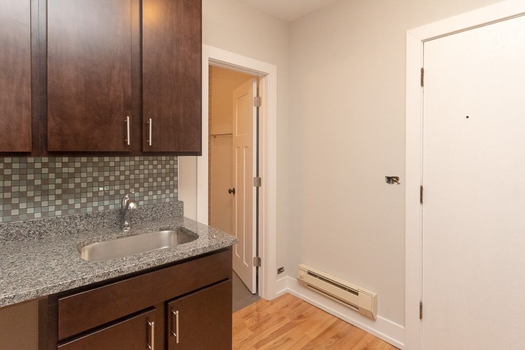 821A W Cornelia Ave #213 - Photo 3 of 16