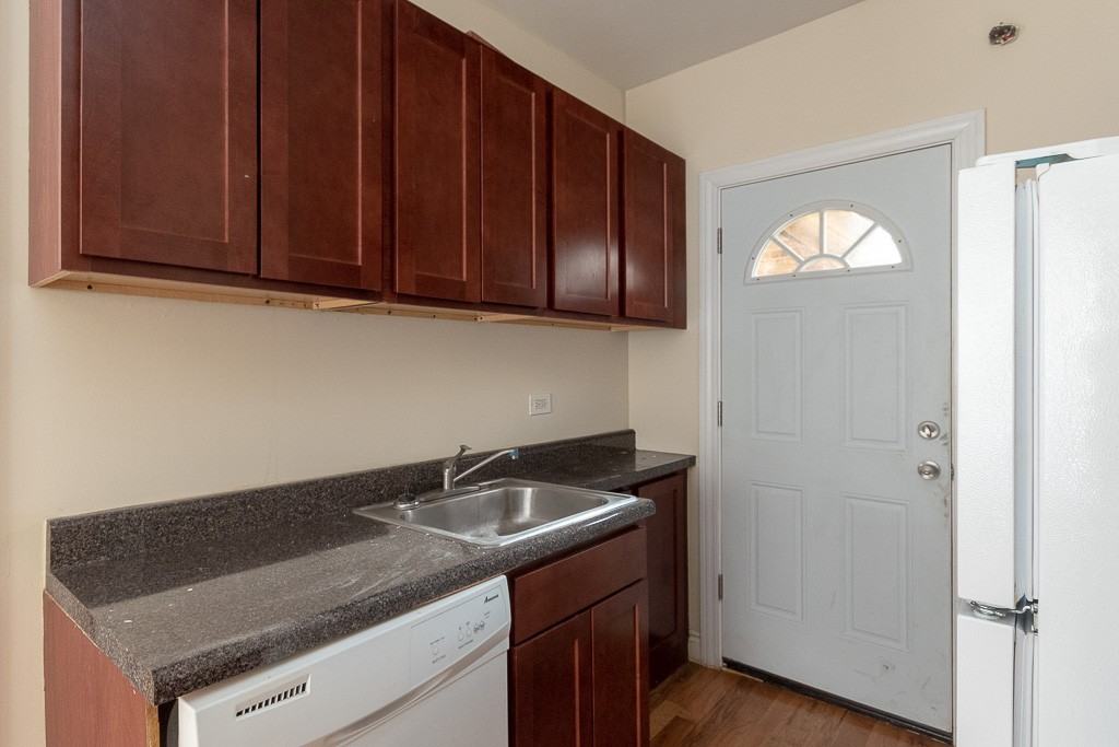 628 W Cornelia Ave #1W - Photo 3 of 20