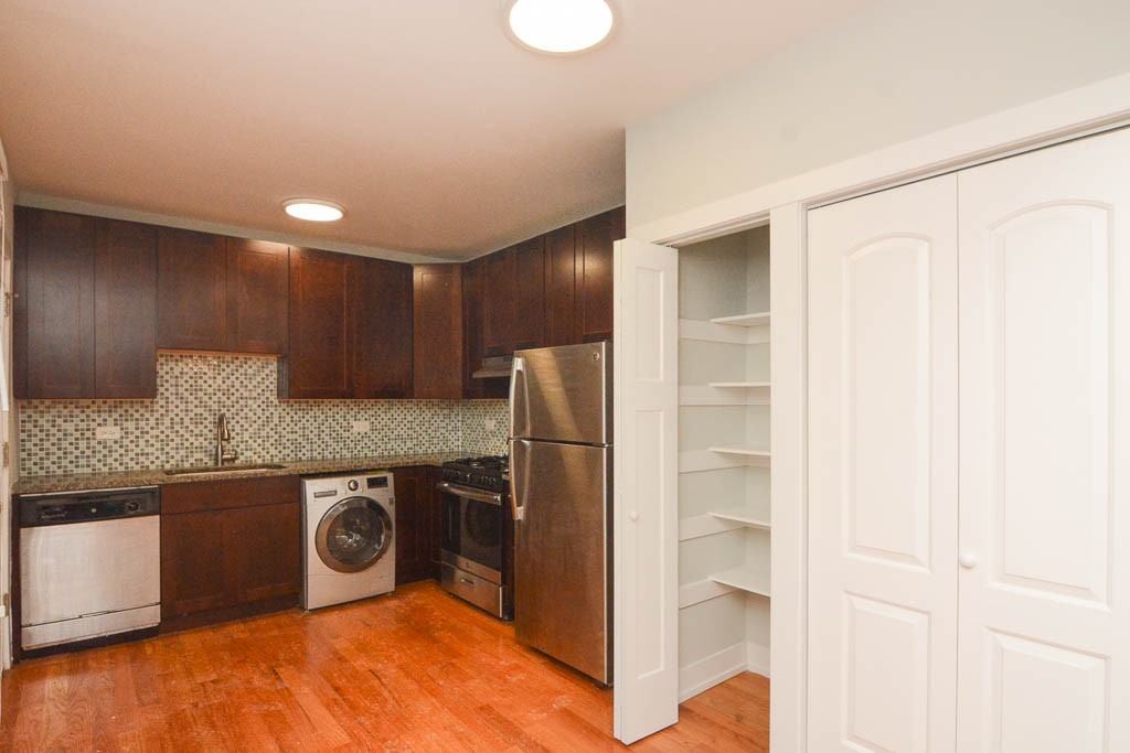 545 W Chestnut St #301 - Photo 6 of 21