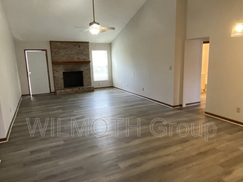 5048 Shadow Pointe Dr - Photo 3 of 17