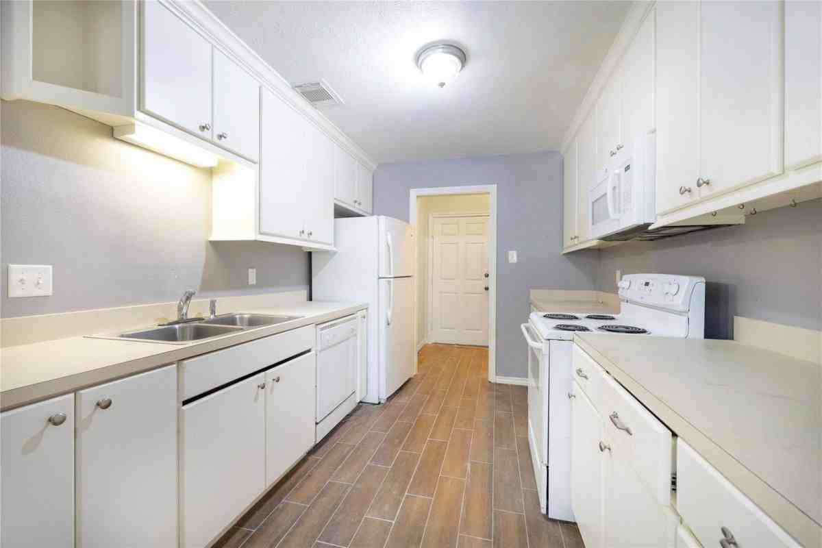 100 Artesian Way - Photo 2 of 8