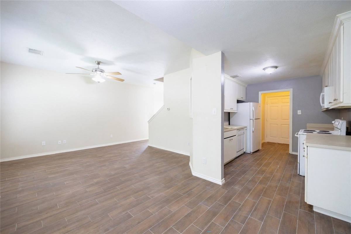100 Artesian Way - Photo 3 of 8