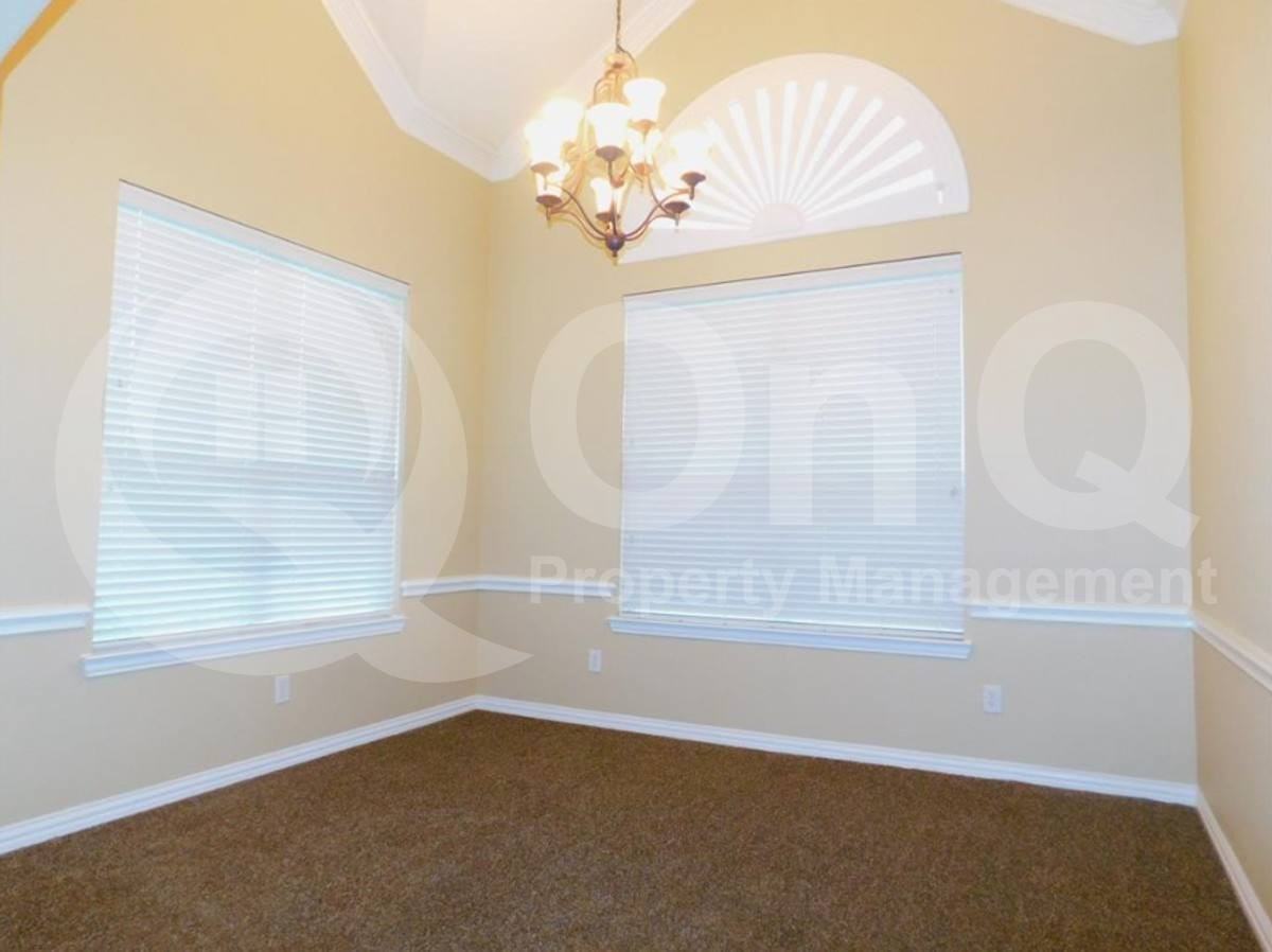 740 Peco St - Photo 2 of 10