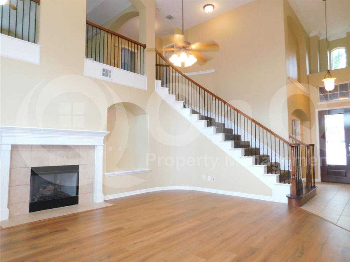 740 Peco St - Photo 4 of 10