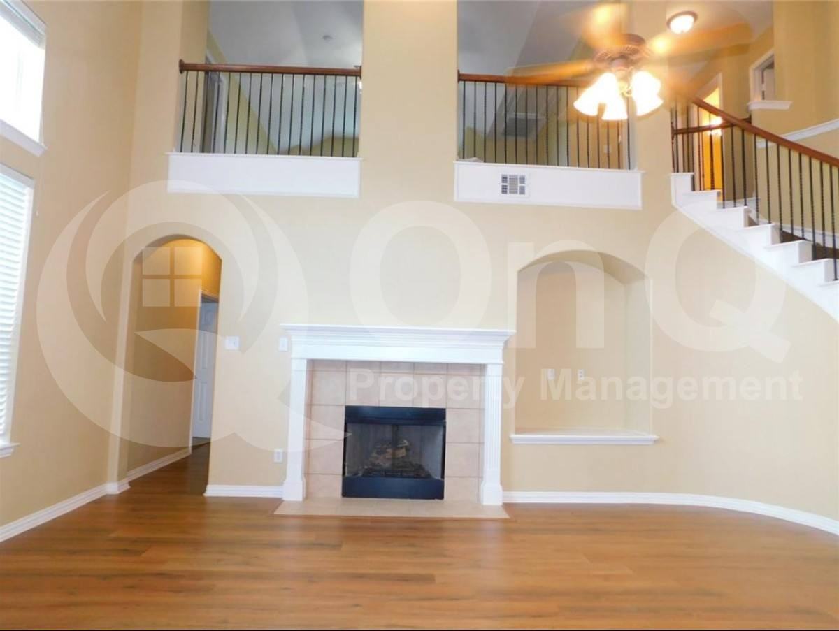 740 Peco St - Photo 5 of 10