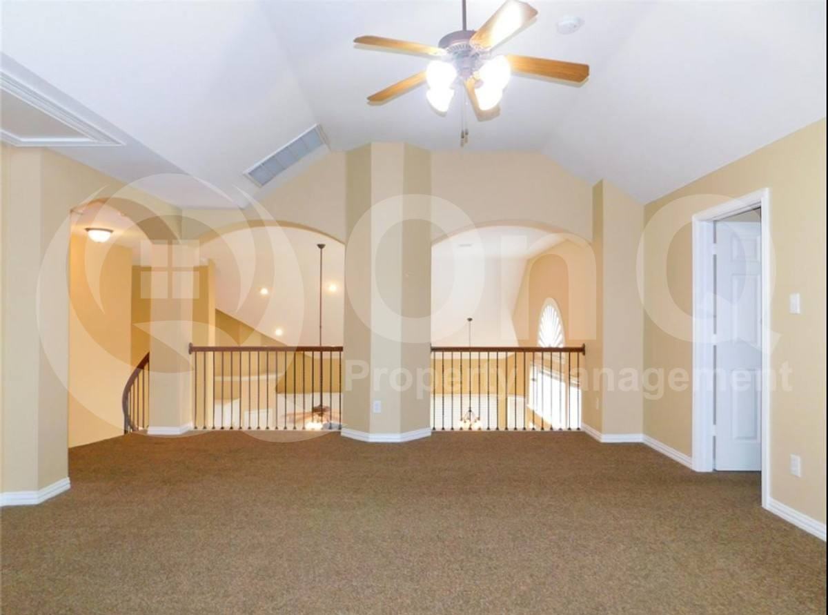 740 Peco St - Photo 6 of 10