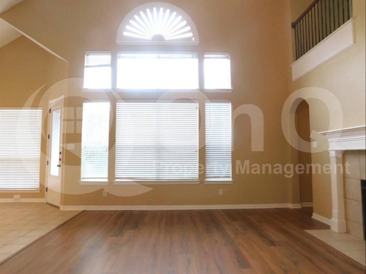 740 Peco St - Photo 7 of 10