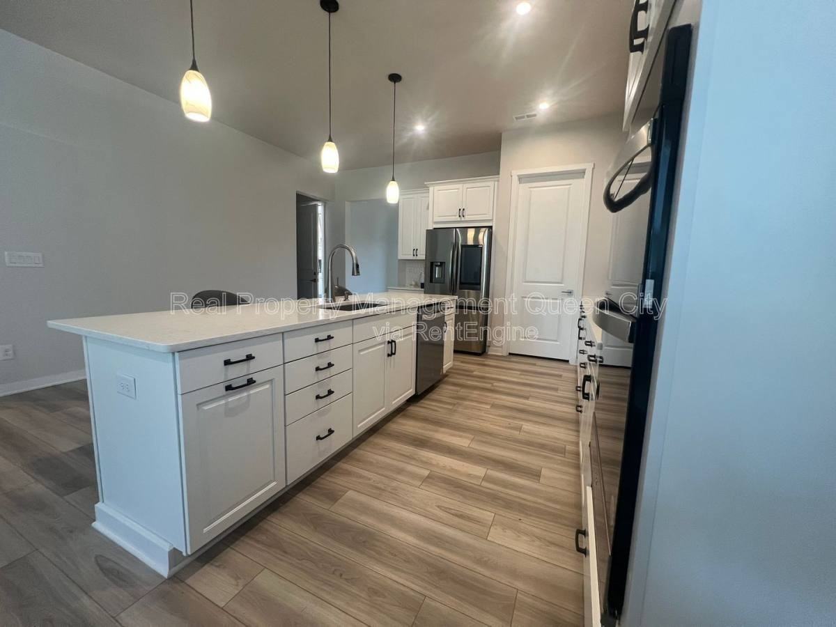 7111 Wayfarer Dr - Photo 3 of 10