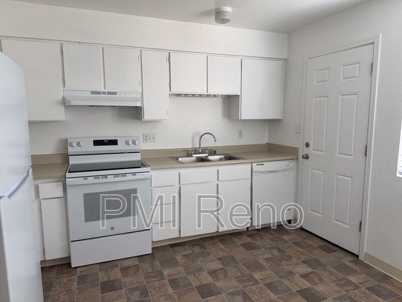 1424 E 9th St #6 - Photo 6 of 19