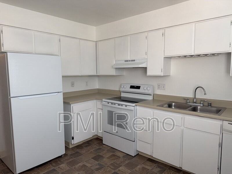 1424 E 9th St #6 - Photo 7 of 19