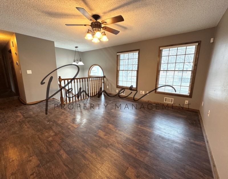 302 Se Brentwood Dr - Photo 2 of 15