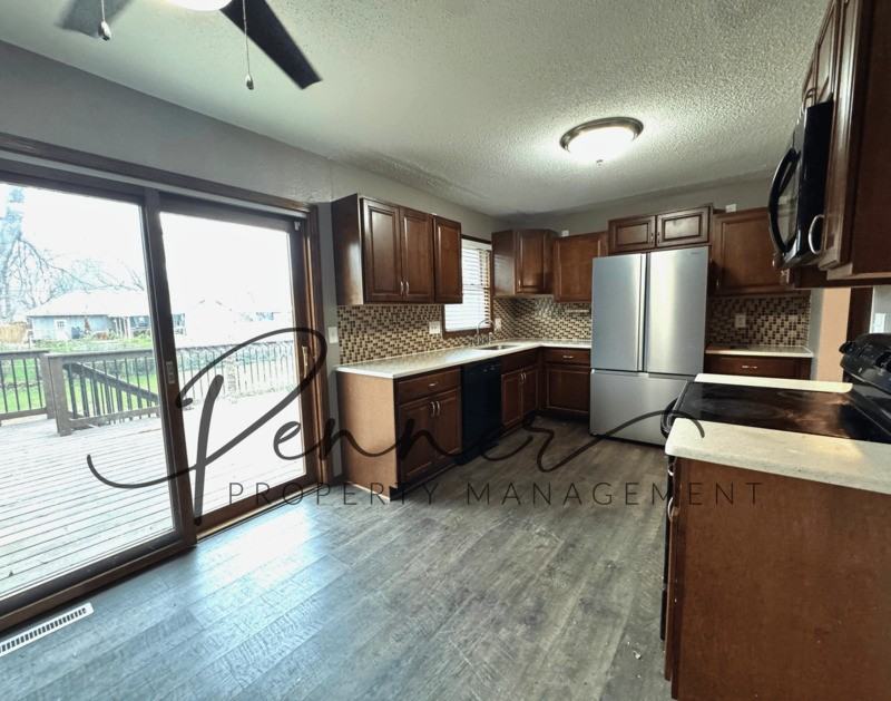 302 Se Brentwood Dr - Photo 3 of 15