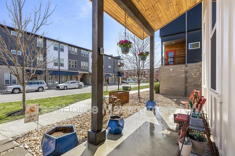 636 Sw B St #636SWB - Photo 4 of 39