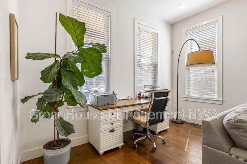 636 Sw B St #636SWB - Photo 5 of 39