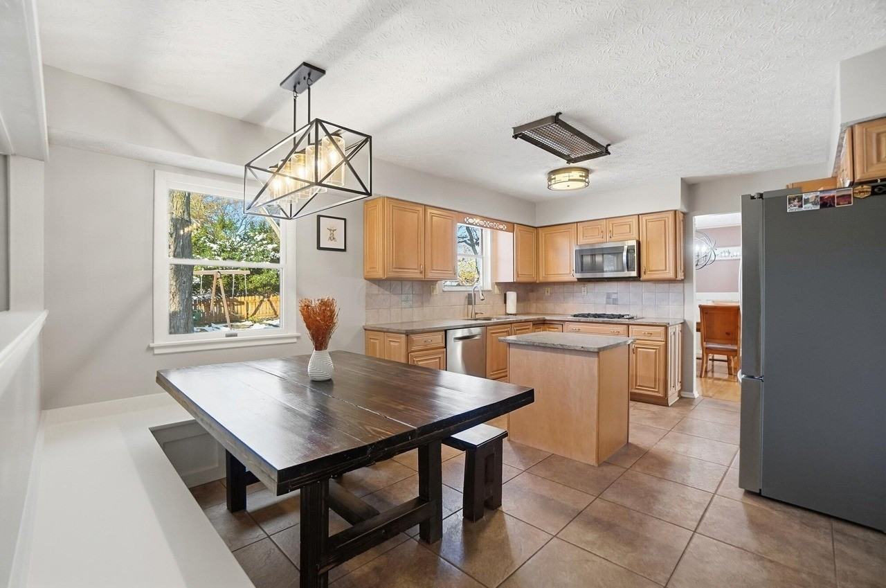 140 Greenglade Ave - Photo 5 of 27