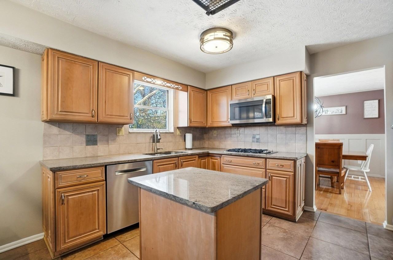 140 Greenglade Ave - Photo 6 of 27