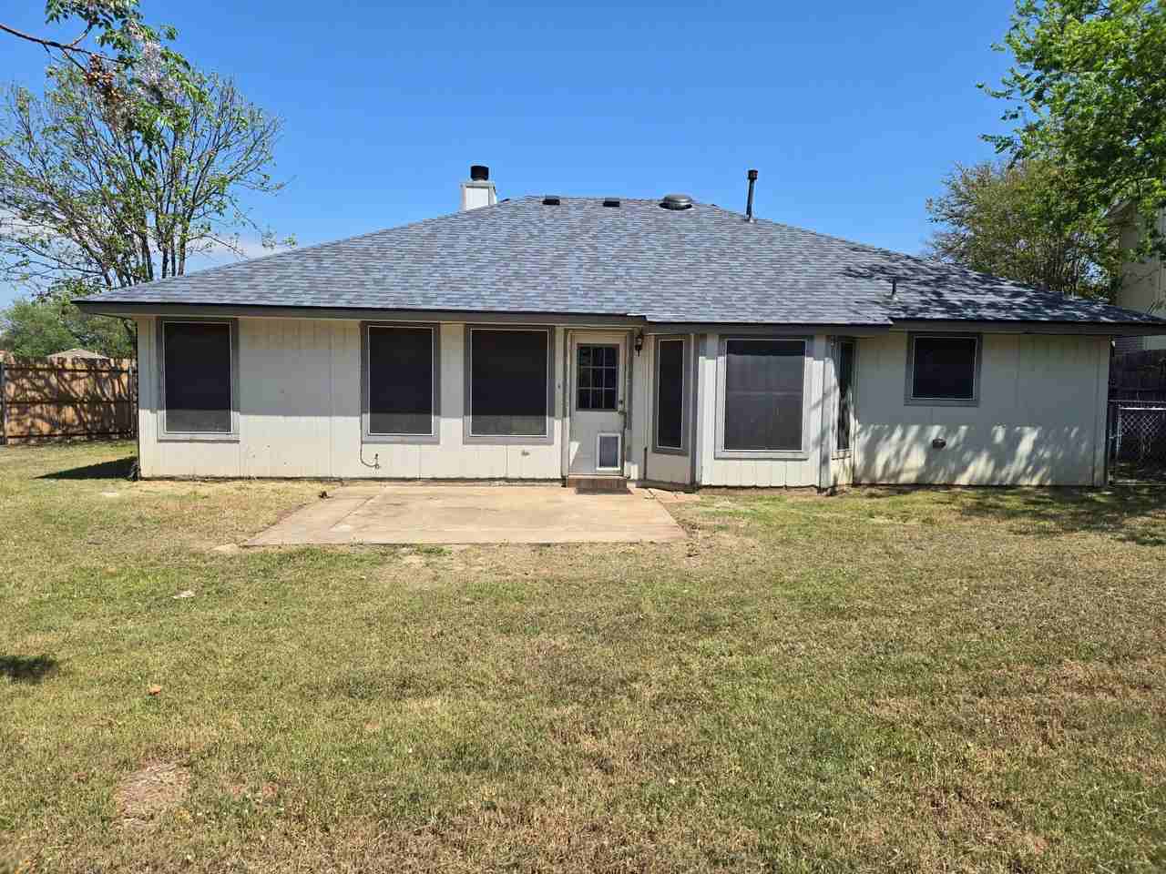 902 Saratoga Ln - Photo 2 of 4