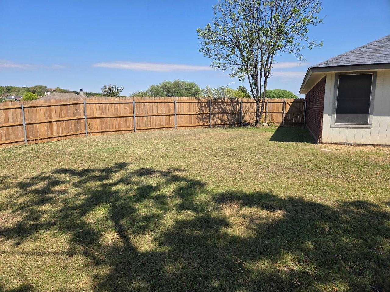 902 Saratoga Ln - Photo 3 of 4