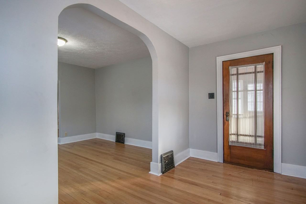 1335 E Fox St - Photo 2 of 17