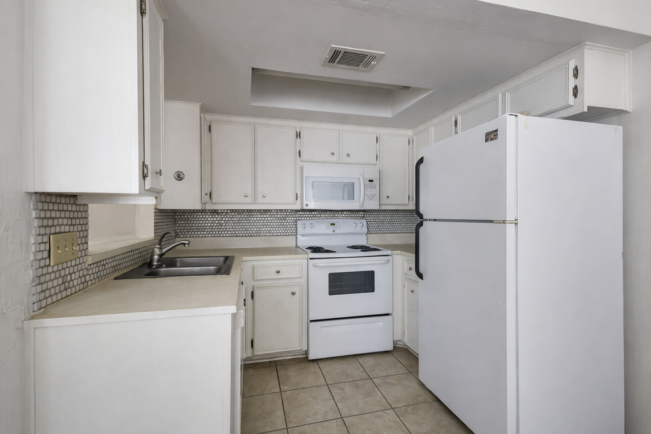 706 W 22nd St #306 - Photo 5 of 24
