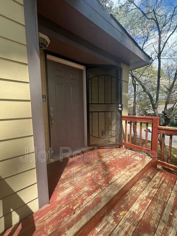 1366 Clermont Ave #A - Photo 3 of 10