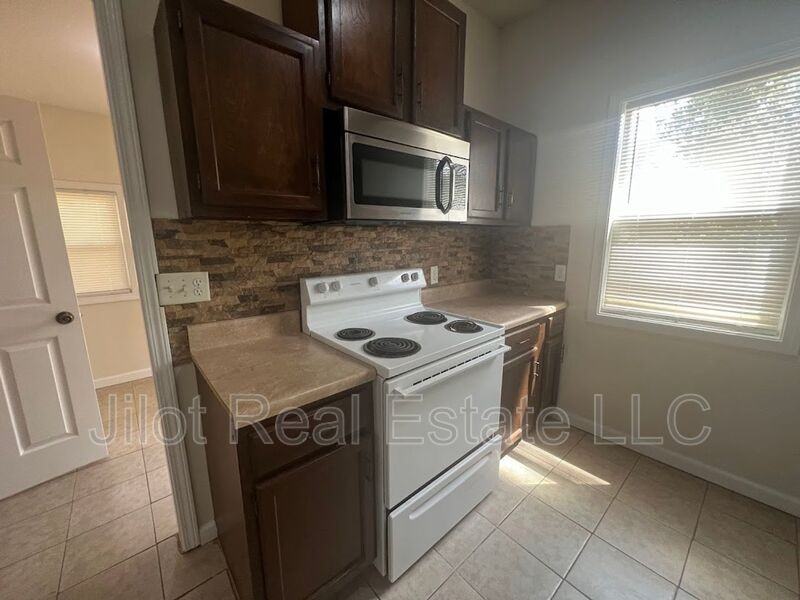 1366 Clermont Ave #A - Photo 4 of 10