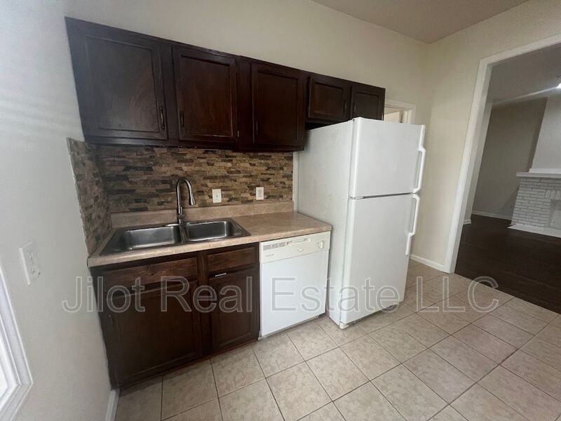 1366 Clermont Ave #A - Photo 5 of 10