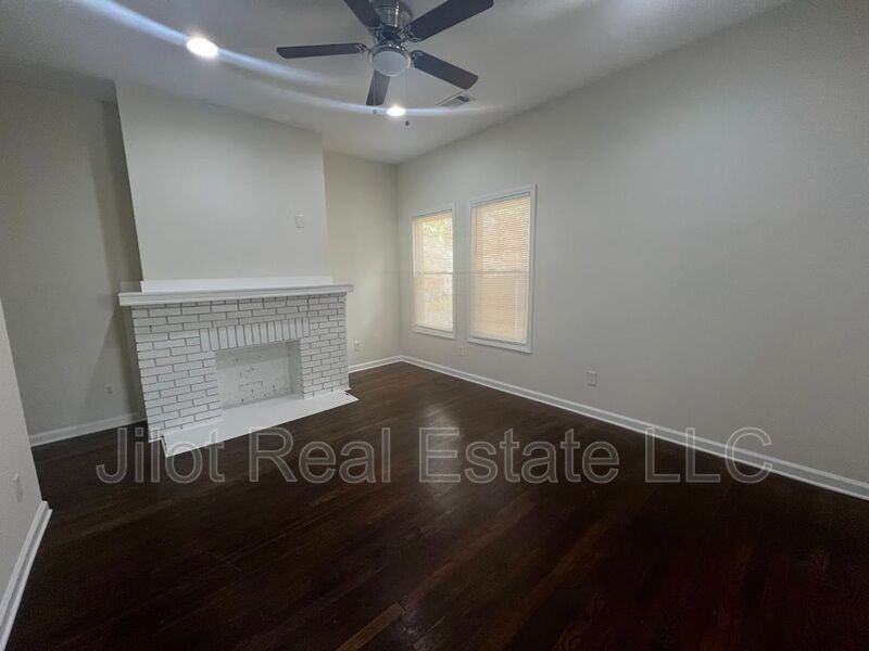 1366 Clermont Ave #A - Photo 6 of 10