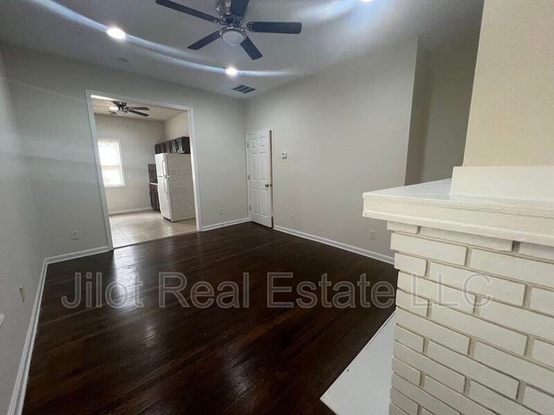 1366 Clermont Ave #A - Photo 7 of 10