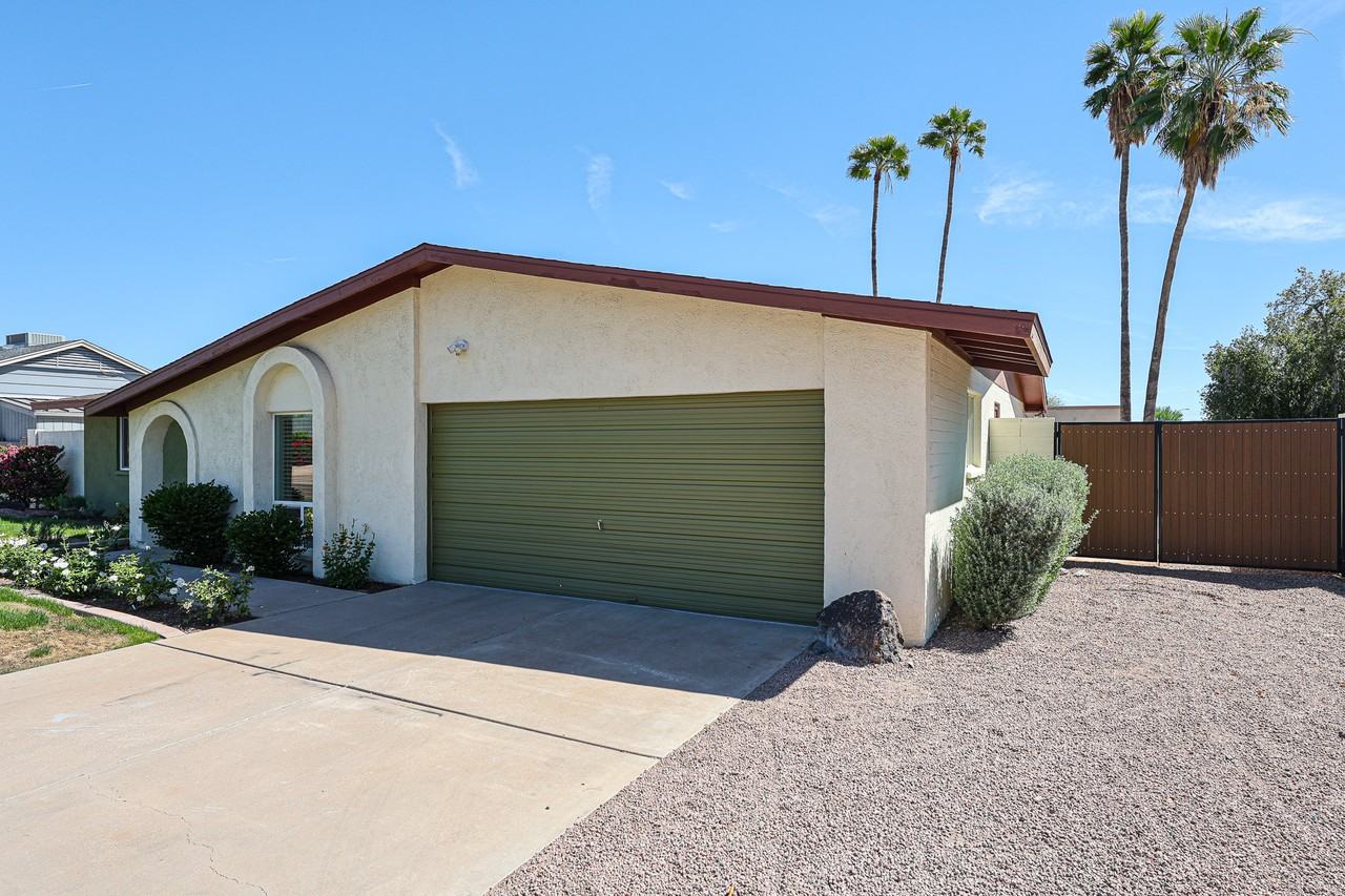 11621 N 30th St - Photo 2 of 50