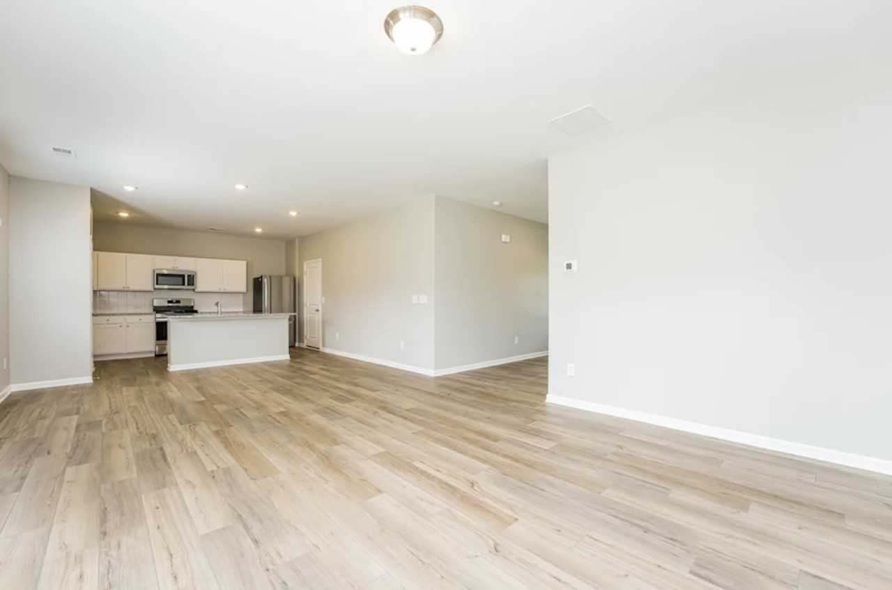 2106 Boxwood Cir - Photo 3 of 7