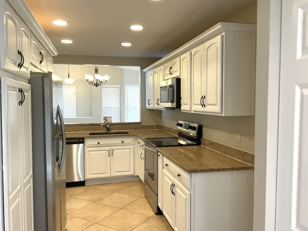 4805 Foxshire Cir - Photo 3 of 7