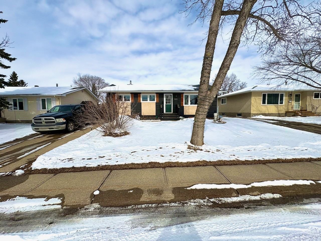 885 Cottonwood Ave - Photo 3 of 26