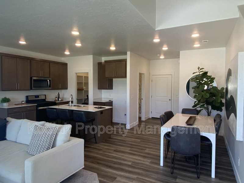 1133 Nw - Photo 2 of 20