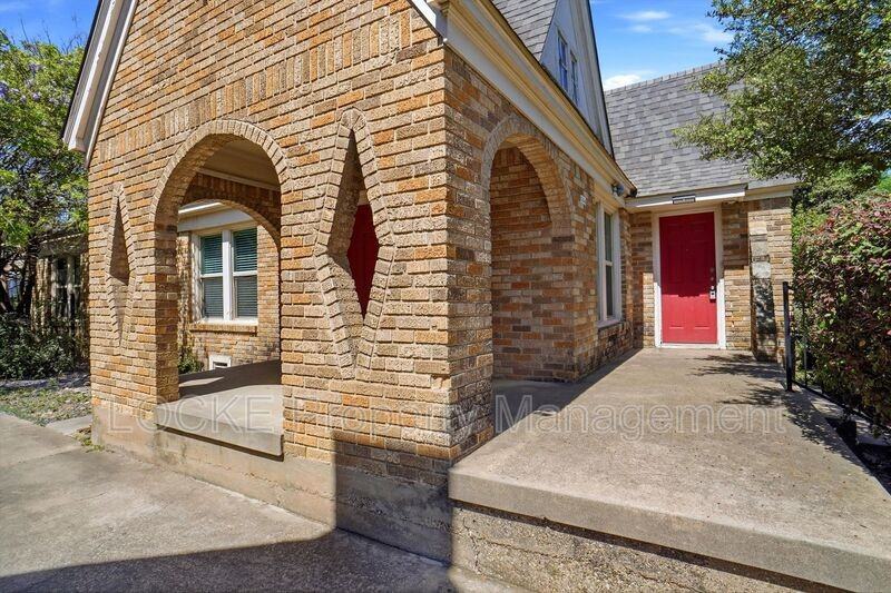 3304 Cockrell Ave - Photo 3 of 15