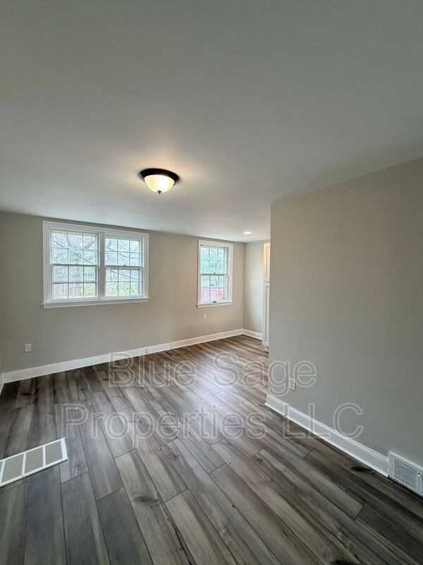 2345 Bond Ave - Photo 6 of 29