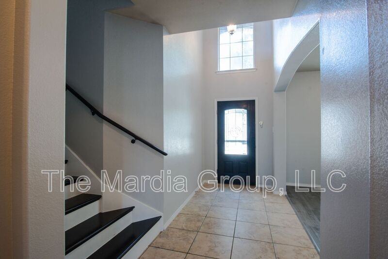 1105 Concan Dr - Photo 3 of 25