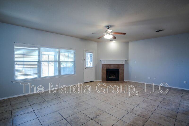 1105 Concan Dr - Photo 5 of 25