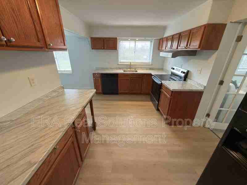 7723 W Chester Rd - Photo 4 of 18