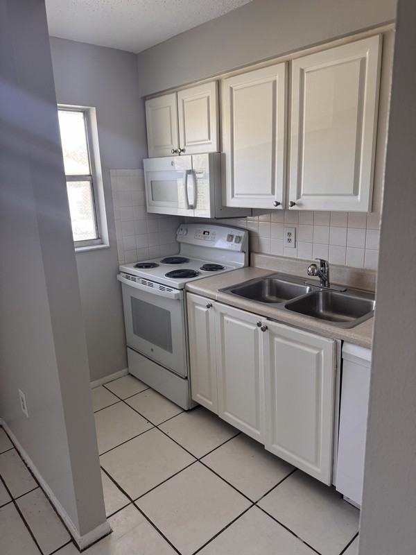 2481 8th St - Photo 3 of 8