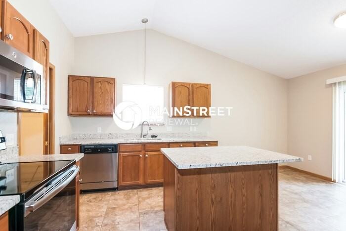 918 Creekview Ct - Photo 3 of 16