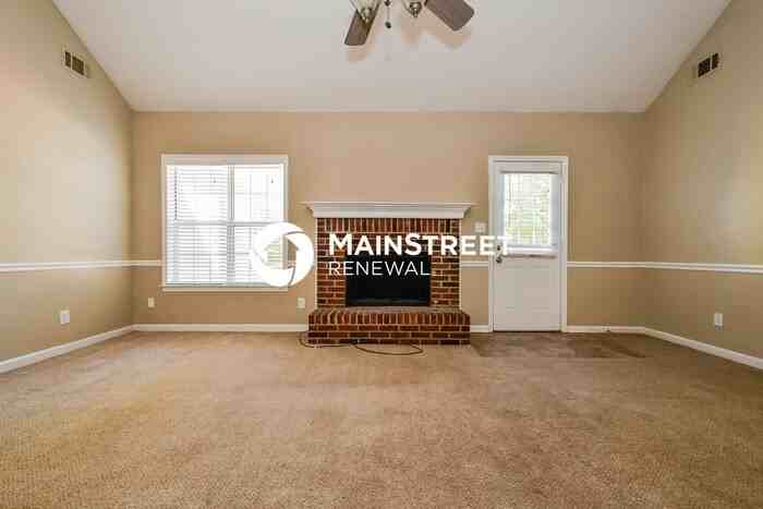 698 Derek Pl - Photo 4 of 16