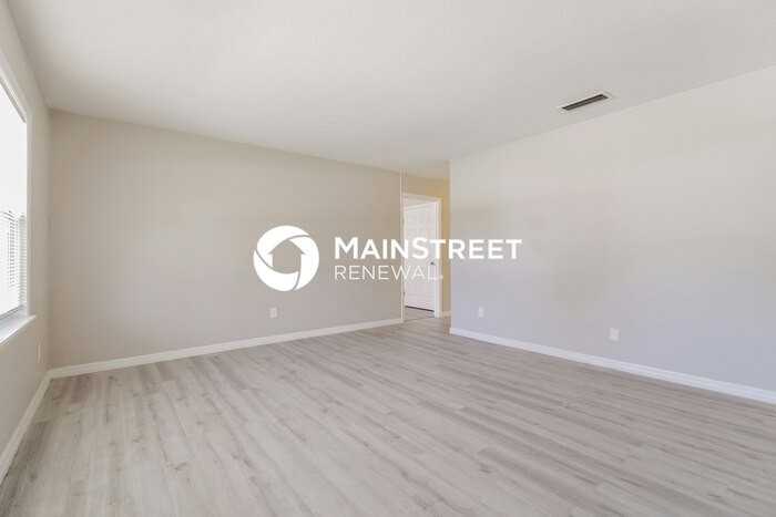 466 Oxford Dr - Photo 4 of 16