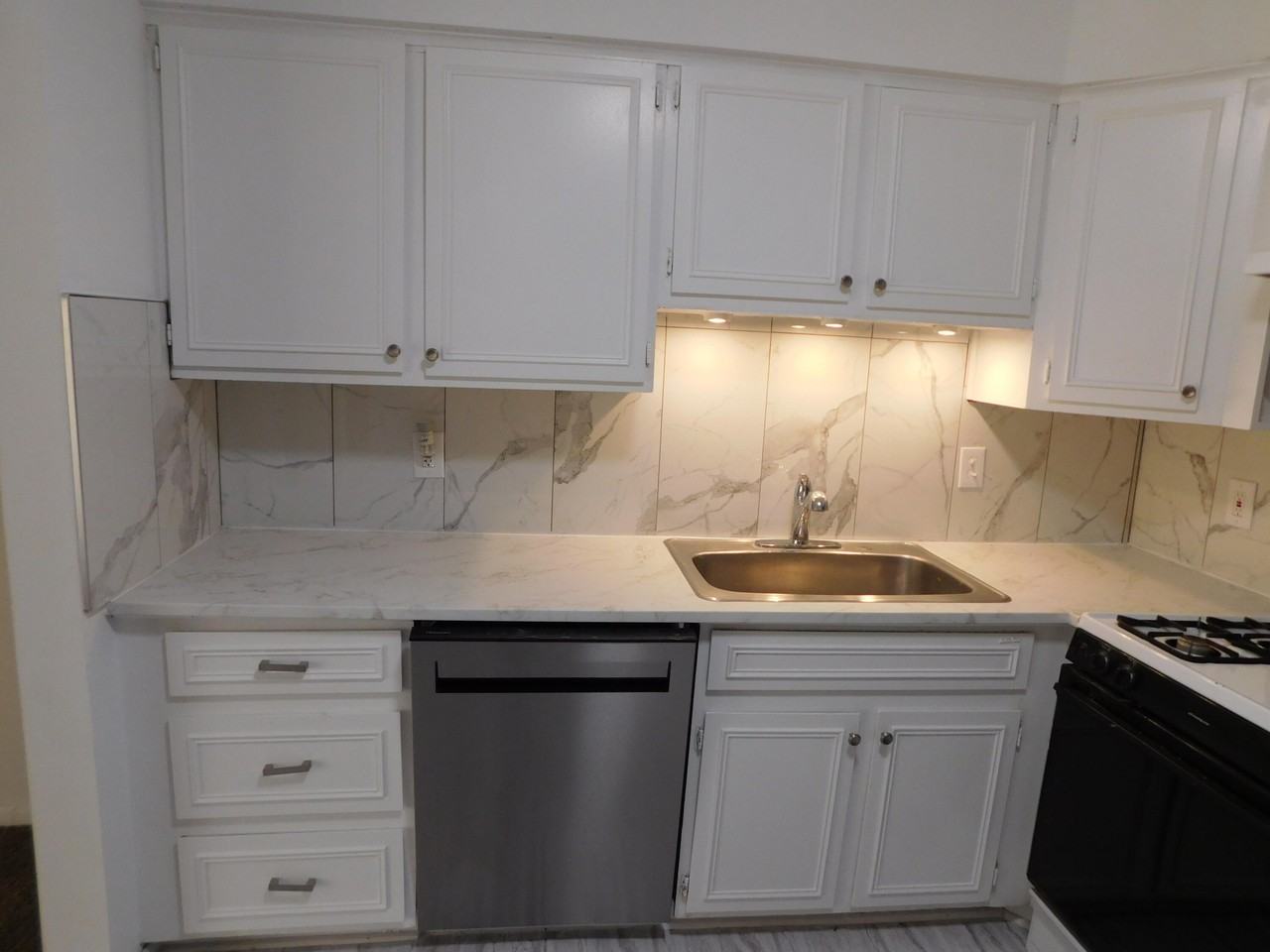 490 Fox Hills Dr N Apt 1 - Photo 4 of 27