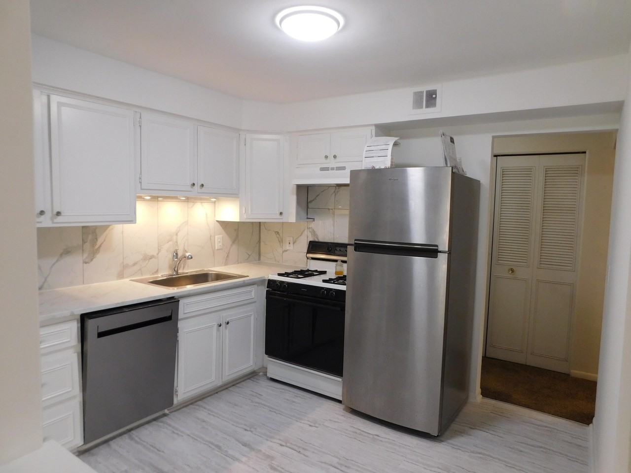 490 Fox Hills Dr N Apt 1 - Photo 7 of 27