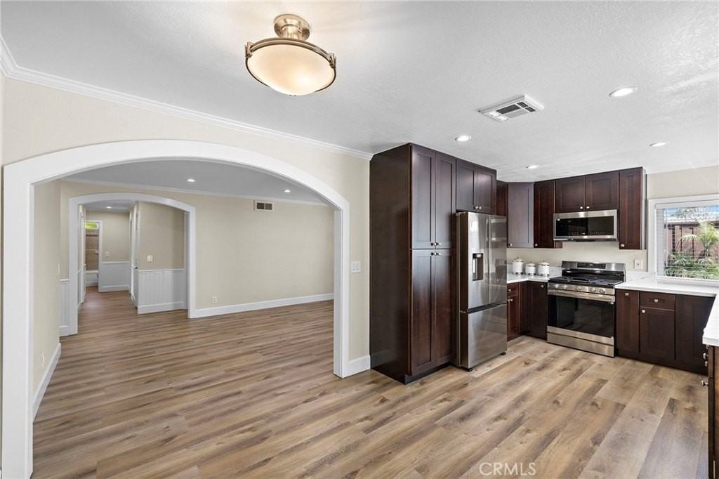 24725 Camarillo St - Photo 3 of 39