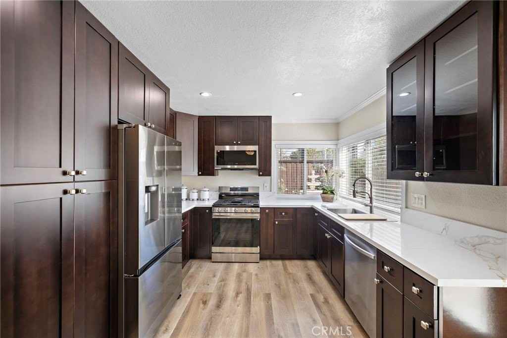 24725 Camarillo St - Photo 4 of 39