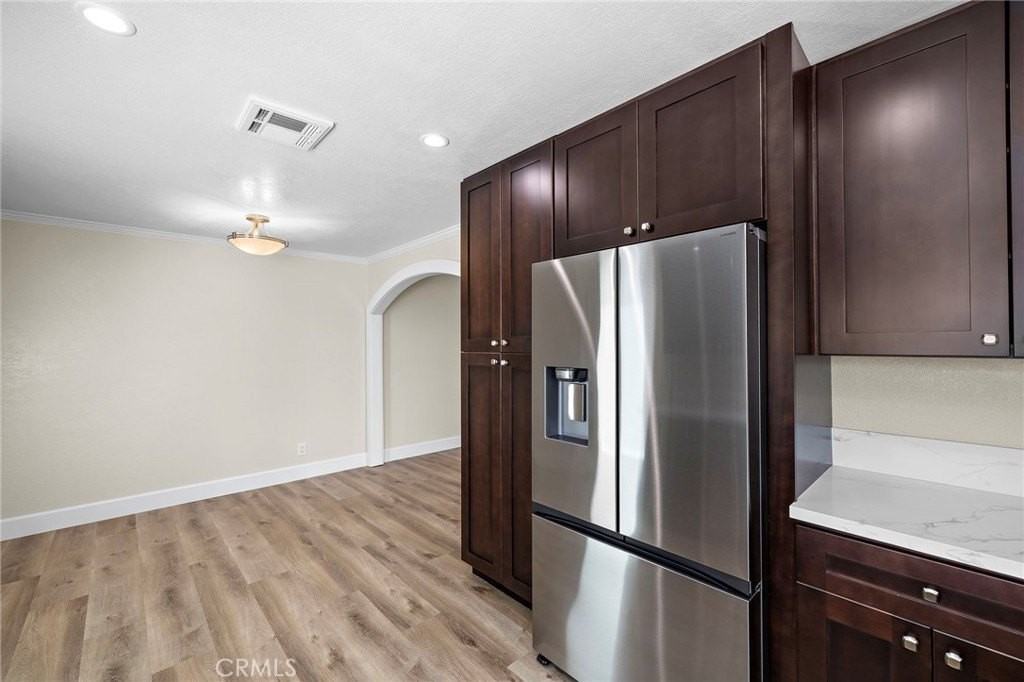 24725 Camarillo St - Photo 5 of 39