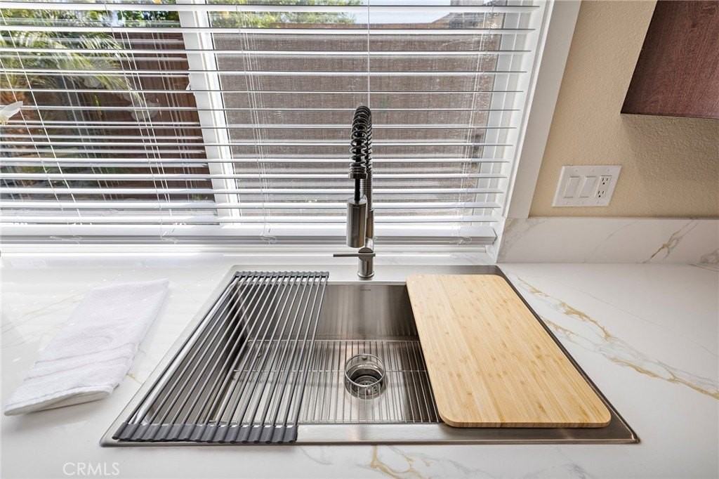 24725 Camarillo St - Photo 6 of 39