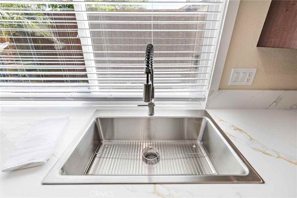 24725 Camarillo St - Photo 7 of 39